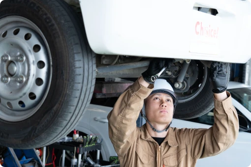 自動車産業のプロが整備する様子