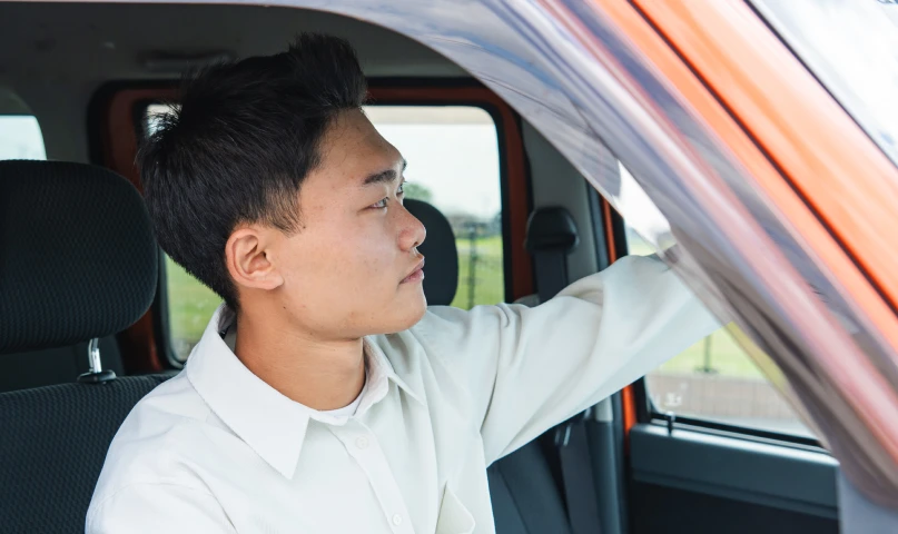 車を運転する女性